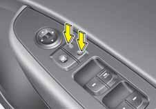Akıllı anahtar aracın içindeyse ve kapılardan herhangi birisi açılmışsa, merkezi kilit düğmesinin ön kısmına (1) basılsa bile kapılar kilitlenmez.