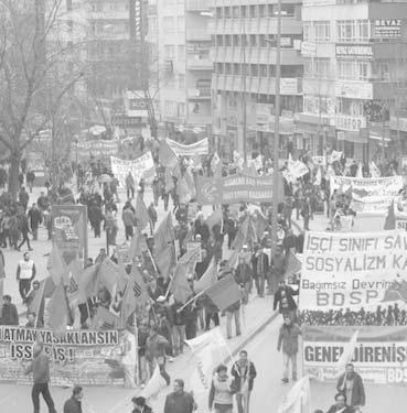 Sayfa 4 NÝSAN 2010 DBH Bileþenleri ile Birlikte Tekel Ýþçilerine Yemek Daðýttýk 8 Þubat Pazartesi günü, Ankara da özlük haklarý için yürüttükleri mücadelenin 56.