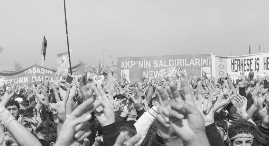 Sayfa 6 NÝSAN 2010 Newroz Ateþi Ýstanbul da Harlandý Barýþ Ýçin Demokratik Çözüm Platformu tarafýndan örgütlenen Newroz kutlamalarý Ýstanbul Kazlýçeþme Meydanýnda gerçekleþtirildi.