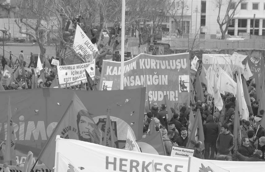 Sayfa 8 NÝSAN 2010 Ýstanbul da Ýki Ayrý 8 Mart Mitingi Gerçekleþti Ýstanbul da bu sene de iki ayrý 8 Mart mitingi gerçekleþti.