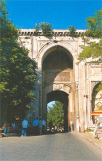 Topkapı yuvarlak Burayı odunluklar, BAB ÜS-SELAM geçtikten Sarayı nın kemerli darphâne, sonra ve (SELAM ihtişamlı, kitabelidir. silahlıklar 1.