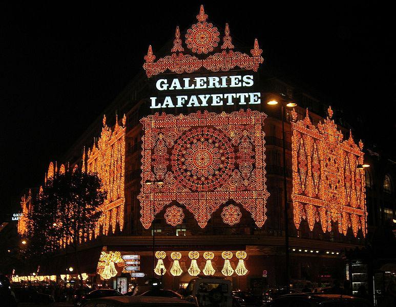 Caddede yer alan Galeries La Fayette ve Au Printemps en büyük ve önemli yapılar olarak,