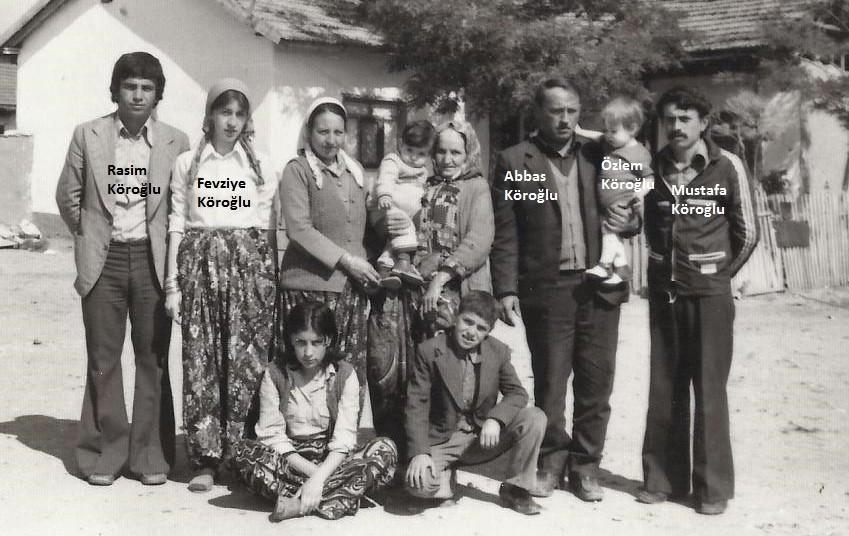 En sağda ailenin en büyük çocuğu Mustafa Köroğlu var., çok genç bir öğretmen ve çok genç bir Baba.