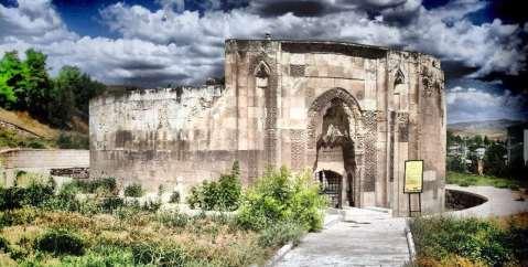 Türbe kapısı üzerinde bulunan 5 kitabenin dördünde kurandan alınan ayet, Hazreti Muhammed ile 4 Halifenin adlan, birinde ise mimarın adı yazılıdır.