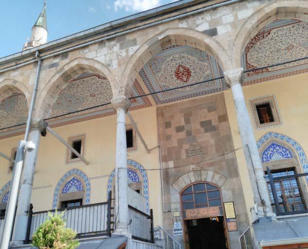 KAPU CAMİİ Yapılışı ve kim tarafından yapıldığı Asıl adı İhyaiyye olup eski Konya Kalesinin kapılarından birinin çevresinde yer aldığından Kapu (Kapı) Camii adıyla anılır.