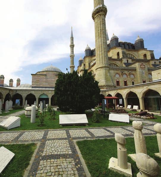 tan dahi görülebilmektedir. Her biri üç şerefeli olan ve üçer yolla çıkılabilen minareler incelikleriyle büyük ilgi uyandırmıştır.