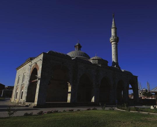 YAPI TÜRÜ Cami YAPIM YILI 1436 MİMARİ VE ÖZGÜNLÜK Plan ve Strüktür Erken Osmanlı devrinde oldukça sık kullanılan ters T planına sahiptir.