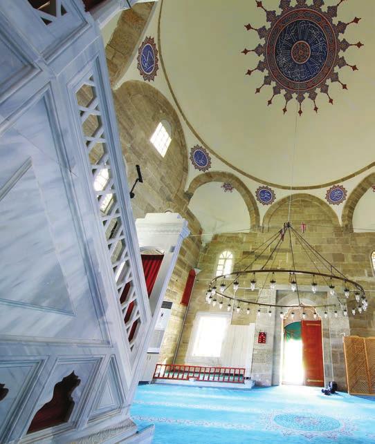 Tek kubbeli ve tek minareli cami kurşun kaplıdır. Beden duvarları düzgün kesme taştan yapılmıştır. Pencere ve kapı arasında mihrapçıklar bulunmaktadır. Cümle kapısı mukarnaslıdır.