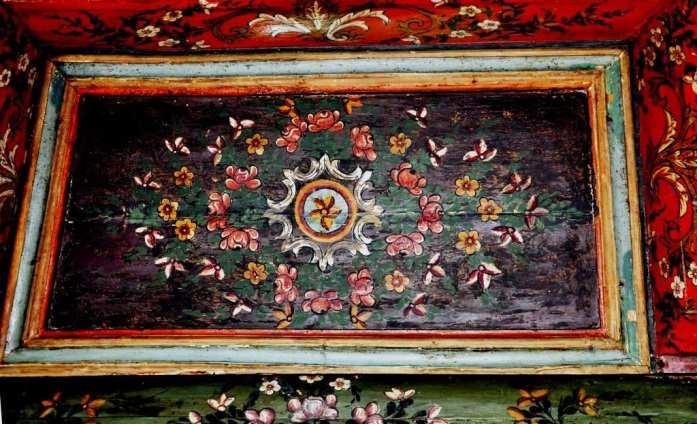 Bu tavanın ortasında ahşap mahfilin alınlarında, küçük çiçek buketleri ve barok yapraklar yer almaktadır (Uçar, 2013: 122).