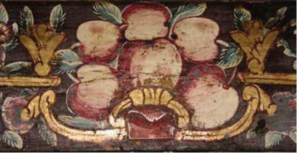 Sekizgen ve dört şeritli kuşaktan en dışta olan şerit kırmızı zemin üzerine ajur tekniği yapılmış çiçek motiflerinin tekrarından oluşturulmuştur.