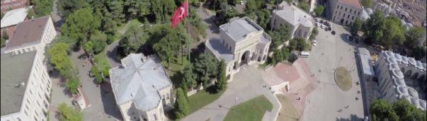 Kuruluşunun ilk yıllarında Beyazıt ve çevresinde tarihi bir doku içindeki binalarda eğitim-öğretim yapan İstanbul Üniversitesi zamanla İstanbul'un çeşitli bölgelerine yayılmıştır.