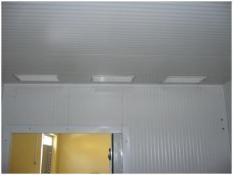 parmaklıklı duvar üfleme ve emme ağızlı menfezler kullanılmıştır. Üç emme ve üç üfleme menfezi soğuk hava deposu tavanına monte edilmiştir.