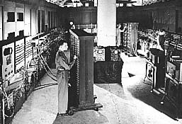 Sayın Başkan, İkinci Dünya savaşı bittiğinde vakumlu tüp ve transistor evrim zincirinin ilk halkaları da oluşmuştu. 1946 yılında ilk bilgisayar, ENIAC üretildi.