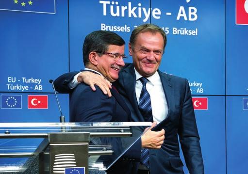 29 Kasım 2015 tarihinde Brüksel de AB-Türkiye zirvesinde bir medya konferansı sonrasında Başbakan Ahmet Davutoğlu ile Avrupa Konseyi Başkanı Donald Tusk.