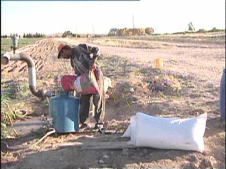 GÜBRE UYGULAMA YÖNTEMLERİ 4)SULAMA İLE BİRLİKTE UYGULAMA (FERTİGASYON) : Gübrenin sulama suyuna karıştırılarak sulama ile birlikte gübreleme