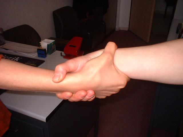 İki elle: İki yardımcının birer eli boşta kalır, bu elleri birbirlerinin