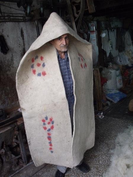 133 Çoban atölyesinde 1970 li yıllarda aldığı tepme makinesi ile çalışmaktadır. Makinesi ile ilgili olarak; Tepme makinesi yokken işimiz zordu. Makine ile birlikte daha fazla iş yapma imkânı doğdu.