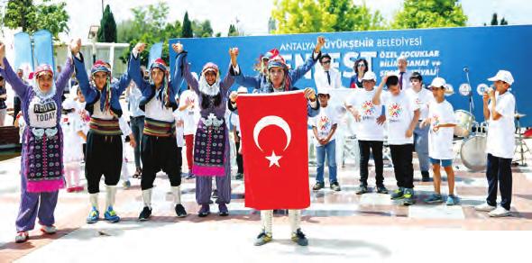 Bülent Akınsal Özel Eğitim Meslek Eğitim Merkezi öğrencilerinin ritim gösterisi ise ilgiyle izlendi. Masa tenisi milli takım sporcularıyla protokolün gösteri maçında ise eğlenceli anlar yaşandı.