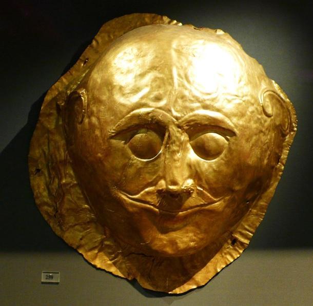 Altın maskelerin mezarlıklardaki kazılarda bulunmuş olması, ölülerini değerli eşyalarının yanında onlara ait yapılan bir maske ile gömdüklerini ortaya koymaktadır.
