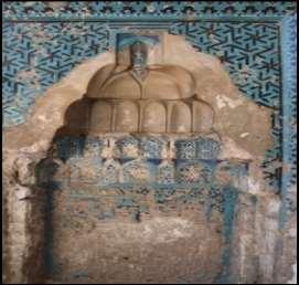 Konya Sırçalı Medrese mihrabında da beş sıra mukarnas sırası