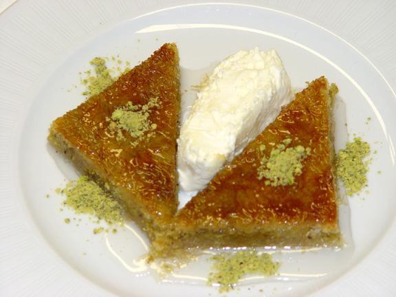 Arap mutfağının bu ünlü tatlısı, bizde de büyük ilgi görmüģ çeģitli kadayıflar eskiden beri bizim mutfak repertuarımızda yer almıģtır.