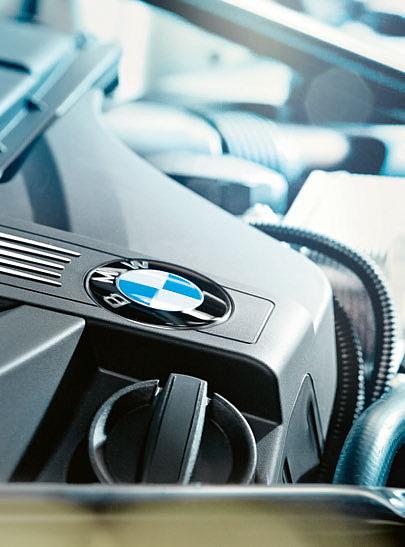 yakıt açısından son derece verimlidir ve düşük emisyon değerlerine sahiptir. Artırılan verimlilik ve ideal dinamikler, kesintisiz sürüş keyfini garanti eder. BMW X1 sdrive18i.