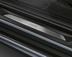 LED optik fiber Aydınlatma paketi Paslanmaz çelik bagaj yükleme eşiği Sport Line modeli dış donanımı: Parlak siyah renkli, özel tasarım sekiz adet dikey çubuklu BMW Böbrek Izgaraları, parlak Krom