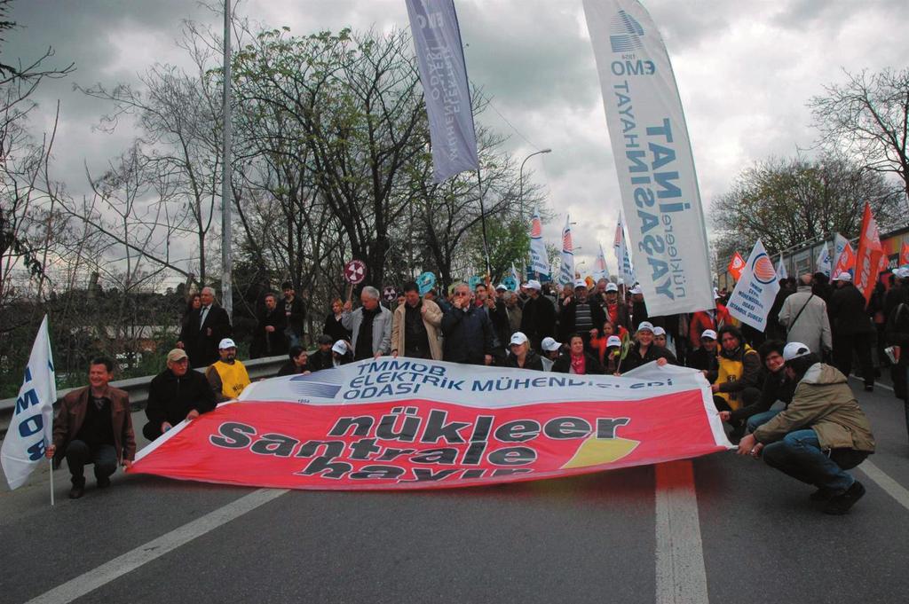 Yıldönümü nde İstanbul Kadıköy de düzenlediği miting, binlerce bir araya Miting boyunca, AKP Hükümeti nin düzenlediği miting, binlerce kişiyikişiyi bir araya getirdi.