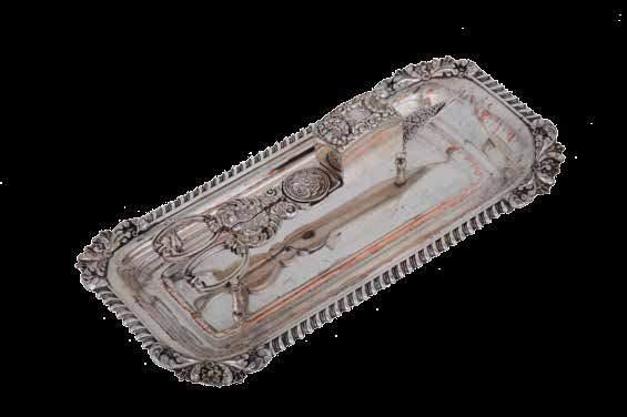84. MUM MAKASI SETİ 1800 lü yıllar İngiliz, damgalı, Victoria dönemi, Rococo stili, gümüş kaplama metal, mum makası ve tepsi. 25x10 cm 400 85.
