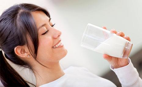 ALTERNATİF OLABİLECEK İÇECEKLER (10 haftalık) bir çalışmada, yağsız süt ve sporcu içeceği arasında performans açısından fark bulunmazken, süt grubunda yağsız dokuda artış saptanmıştır.