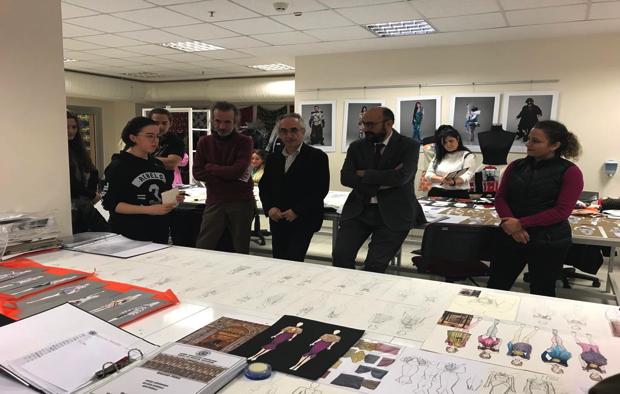 Yünü Anlama Eğitimi Dünyanın önde gelen yün üreticilerinden The Woolmark Company nin Türkiye temsilcisi Gülay Gökbayrak, 24 Ekim Salı günü Moda ve Tekstil Tasarımı bölümü öğrencilerine yönelik olarak