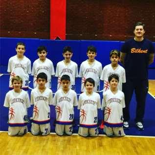 Basketbolda Başarı 26 Mart 2018 Pazartesi günü Minik Erkek Basketbol takımımız Zafer Koleji ile yaptığı maçı 46-9 sayı farkla kazanmıştır.