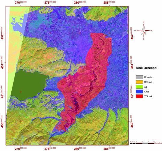 hesaplanmıştır. Şekil 8. MCDA yöntemiyle oluşturulan taşkın risk haritası. Elde edilen bu sonuçlara göre yapılan risk analizlerinde MCDA dan alansal olarak daha yüksek risk değerleri elde edilmiştir.