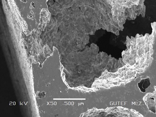 Çekme etkisi 70 yüzeyinde 0,5 mm genişlikte çatlak görülmektedir. Çatlak detaylı incelendiğinde hücre içerisine doğru duvar kalınlığında artış, çatlak bölgelerine doğru ise incelme mevcuttur.