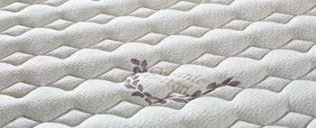 Organik pamuk örme kumaşı ısı geçirgenliğinin ve nem transferinin yüksek olması nedeniyle ferahlık hissi vererek kesintisiz bir uyku konforu sağlar.