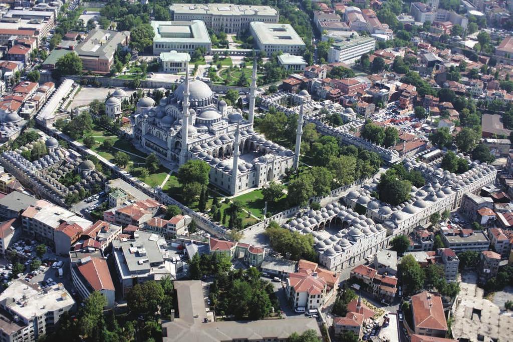 I. Giriş Süleymaniye Camii ve Külliyesi 1550 1557 yılları arasında, dönemin padişahı Kanuni Sultan Süleyman (1520 1566) ın Mimar Koca Sinan a inşa ettirdiği yapılar topluluğudur.