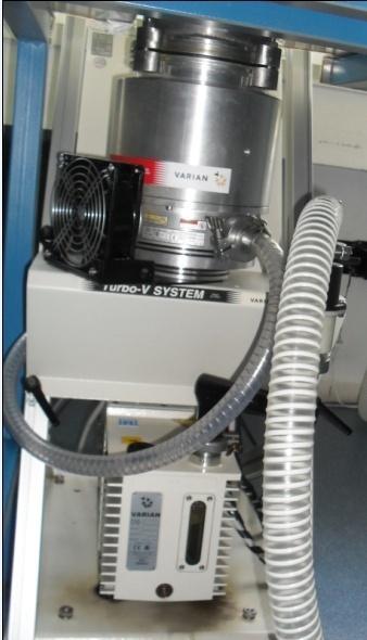 Şekil 3.25. Birincil ve turbomoleküler pompa görüntüsü 3.5.2.3. Atmalı Plazma Ark Kaynağı Atmalı plazma ark kaynağı katot, anot ve odaklama bobininden oluşan vakum mini tabancaya bağlıdır (RHK Arc-20).