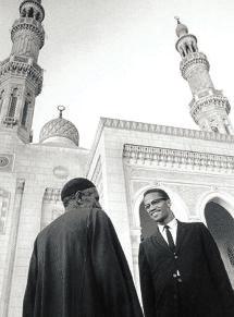 Beyaz ırkçılığa karşı siyahın üstünlüğünü öne çıkaran Malcolm X in ruhunda muhteşem bir inkılap geçirerek Malik el-şahbaz oluşunu, yani tevhidi idrak edişini, bu her sınıf ve ırktan müslümanı