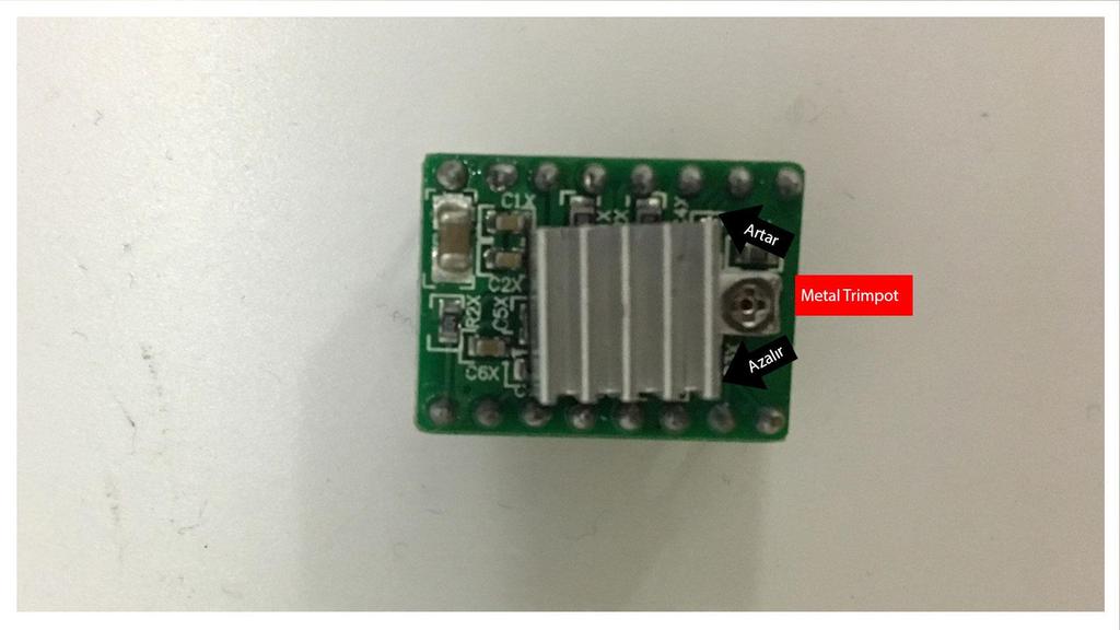 Step sürücü üzerindeki trimpot üzerinden multimetrenin bir ucu metal trimpota diğer ucu ise Ramps üzerindeki herhangi bir faz (+) alanına dokundurma yolu ile ölçüm yapılır.