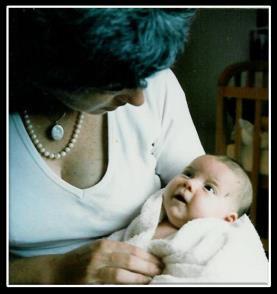 Doğumu takiben ilk 60-90 dakikalık dönemin genelde en duyarlı süre olduğu kabul edilip, duyarlı dönem boyunca anne ve bebeğin ayrı kalmalarının, bebeğin gelişmesini ve annenin davranışını olumsuz