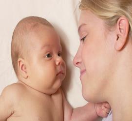 Doğum eylemi ile ilgili koşullar babanın bebeğine bağlanma geliştirmesini engelleyebilir, çünkü babalar bu