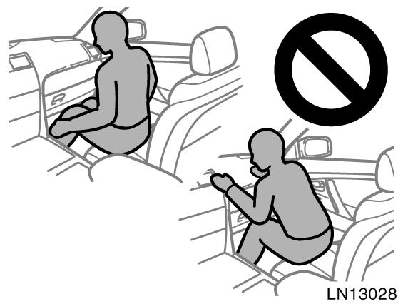 Bölüm 1-3 Emniyet Sistemleri Sürücü veya ön yolcular hava yastýðýnýn açýlmasý sýrasýnda direksiyona veya ön göðüse çok yakýnsa ciddi þekilde yaralanabilir veya ölebilir.
