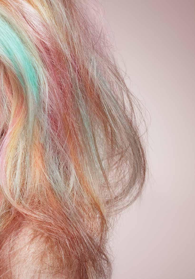 Peki saçımızın saç boyalarından mümkün olduğunca az zarar görmesi için neler yapabiliriz? Saçınızın tonlarına yakın veya daha koyu renkli boyalar seçin.