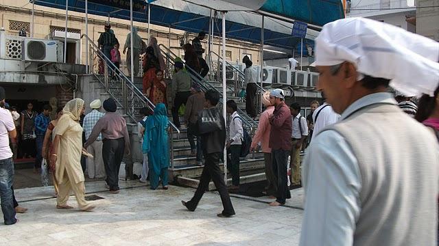 Sikhlerin ibadet yeri Gurudwara girisi Çıktıktan sonra Chandni Chawk ta yürümeye devam ettim ama bu kalabalıktan dolayı sıkıntı ve yorgunluk bastıve bir