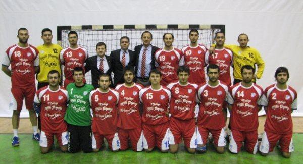 60 Türkiye Aroma 1. Ligi mücadelesini Türkiye 8. si olarak tamamlayan erkek voleybol takımımız play off gruplarına katılmıģtır.