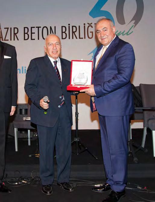 ETKİNLİKLER ACTIVITIES THBB nin Türkiye nin en prestijli mimarlık yarışmalarından birinin düzenlenmesinde yer aldığını, betonun yapılarda yaratıcı kullanımını teşvik ederek ödüllendirdiğini belirten