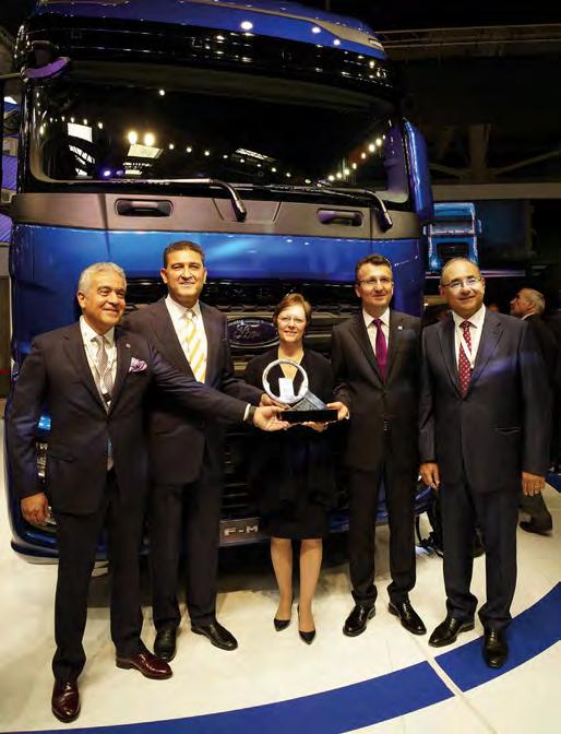 NEWS HABERLER Ford Trucks F-Max 2019 UluslararasıYılın Kamyonu seçildi (ITOY) Jüri Başkanı Gianenrico Griffini tarafından IAA Hannover Uluslararası Ticari Araç Fuarı nda Ford Trucks standında yapılan
