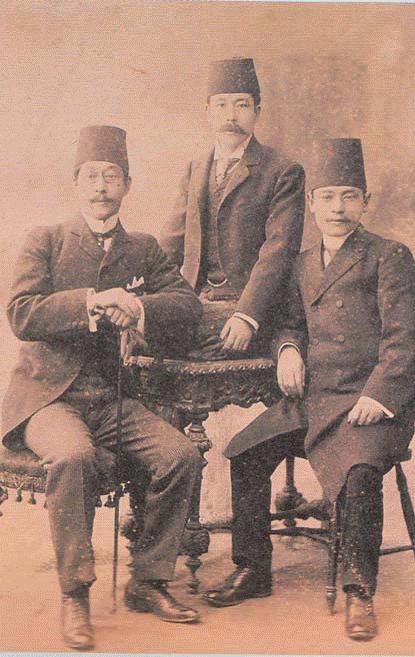 bağlantı kurma olasılığı yüksektir. Bu da onun Türkiye ye hareket etmesinde başlıca etken olabilir. Yamada Torajiro (ortada) İstanbul da Japonlarla.