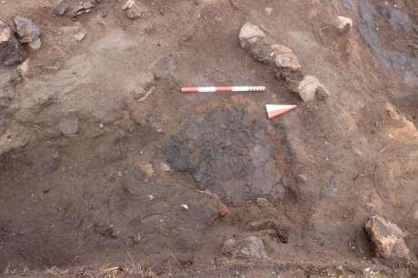Taban izlerinin ve turuncu kerpiç ile sınırlandığı batı kesiminde bir dizi oluşturan 3 adet taş öbeğine rastlanmış (Bkz.Resim 129).