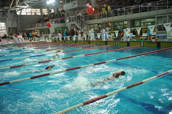 Çıkış hakemi, yarışmacıların hazır oldukları andan, yarışın başladığı ana kadar yüzücüleri kontrol altında tutar ve her yüzücünün kendi kulvarında bulunmasını sağlar.